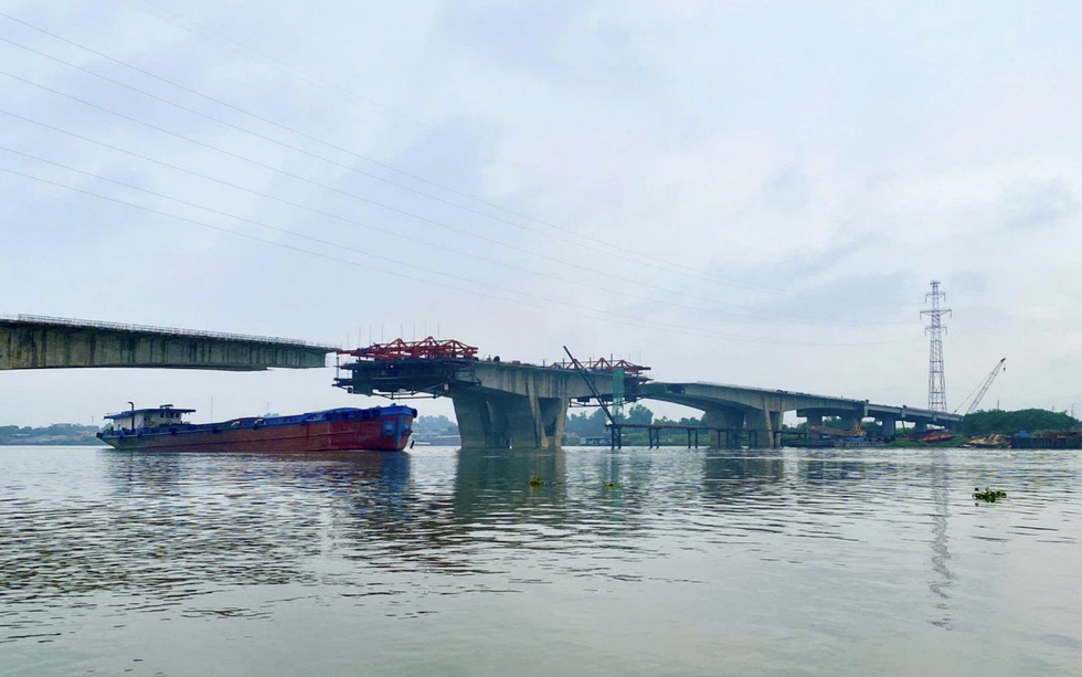 Cây cầu đầu tiên bắc qua sông Thái Bình nối Bắc Ninh - Hải Phòng sau gần 2 năm khởi công: Đã thành hình, gấp rút hoàn thiện sau ít tháng nữa