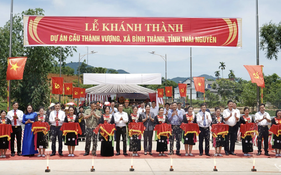 Đại gia Đường "Bia" trao tặng cầu công nghệ mới cho xã Bình Thành - Thái Nguyên