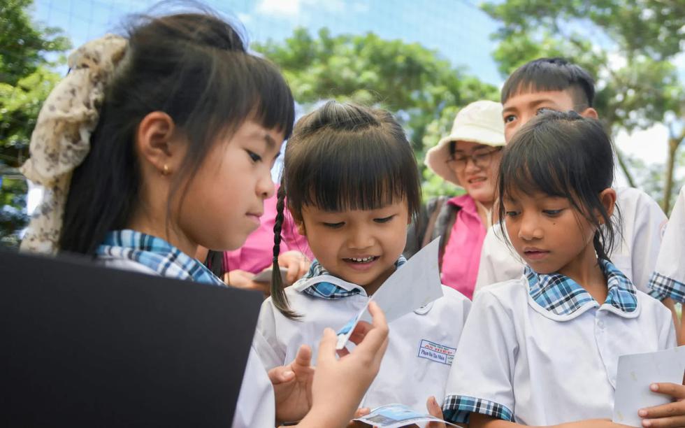 Trẻ em vùng cao lần đầu nhìn thấy "phiên bản tương lai" của chính mình qua AI