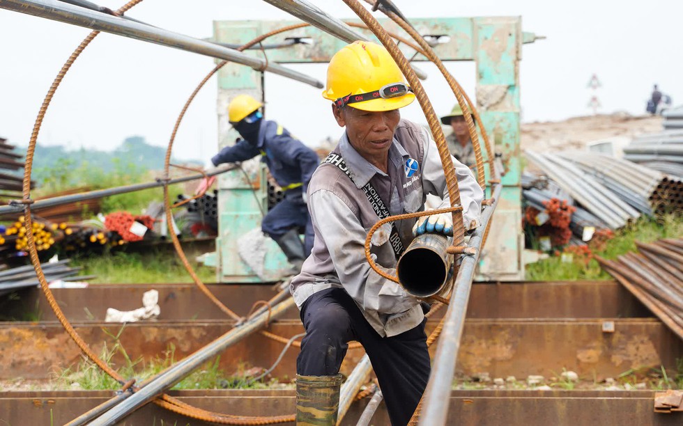 Hà Nội: Sôi động đại công trường cầu Tứ Liên sau hơn 1 năm thi công