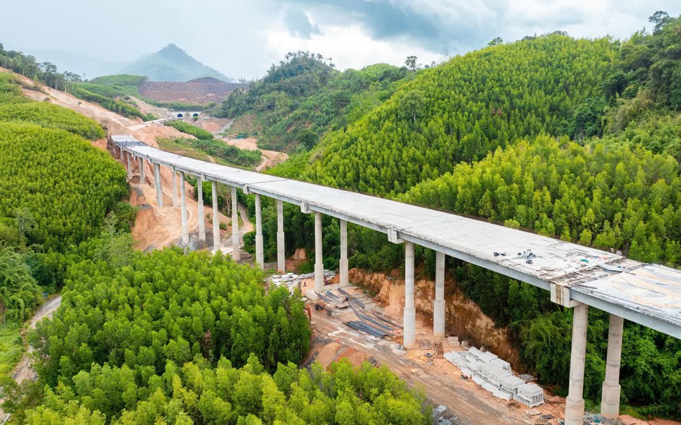 Cao tốc kết nối rừng - biển đầu tiên của Việt Nam: Đã đào thông hầm xuyên núi, 10 cây cầu hoàn thiện sau 1 tháng nữa (done)