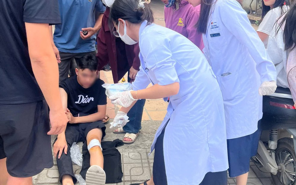 Nhà thuốc Long Châu trở thành “điểm tựa” hỗ trợ sơ cấp cứu cho cộng đồng trong những ngày mưa lớn kéo dài