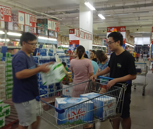 Hoả tốc ngăn chặn việc "chặt chém" giá nước đóng chai ở Hà Nội