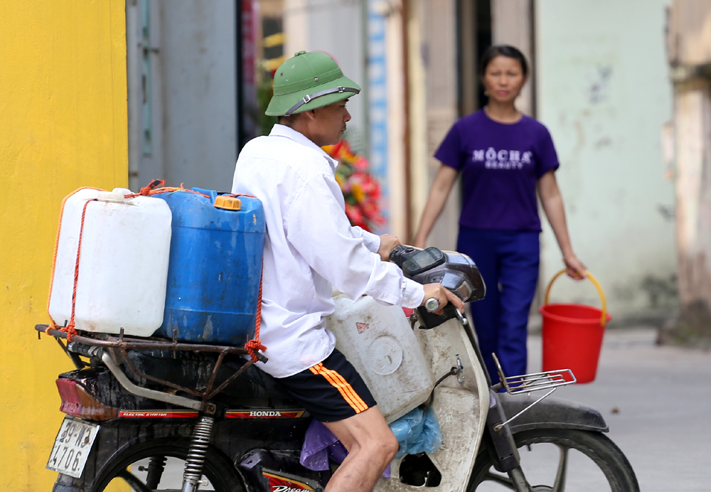 Người Hà Nội lỉnh kỉnh can, thùng đợi xách nước sạch miễn phí