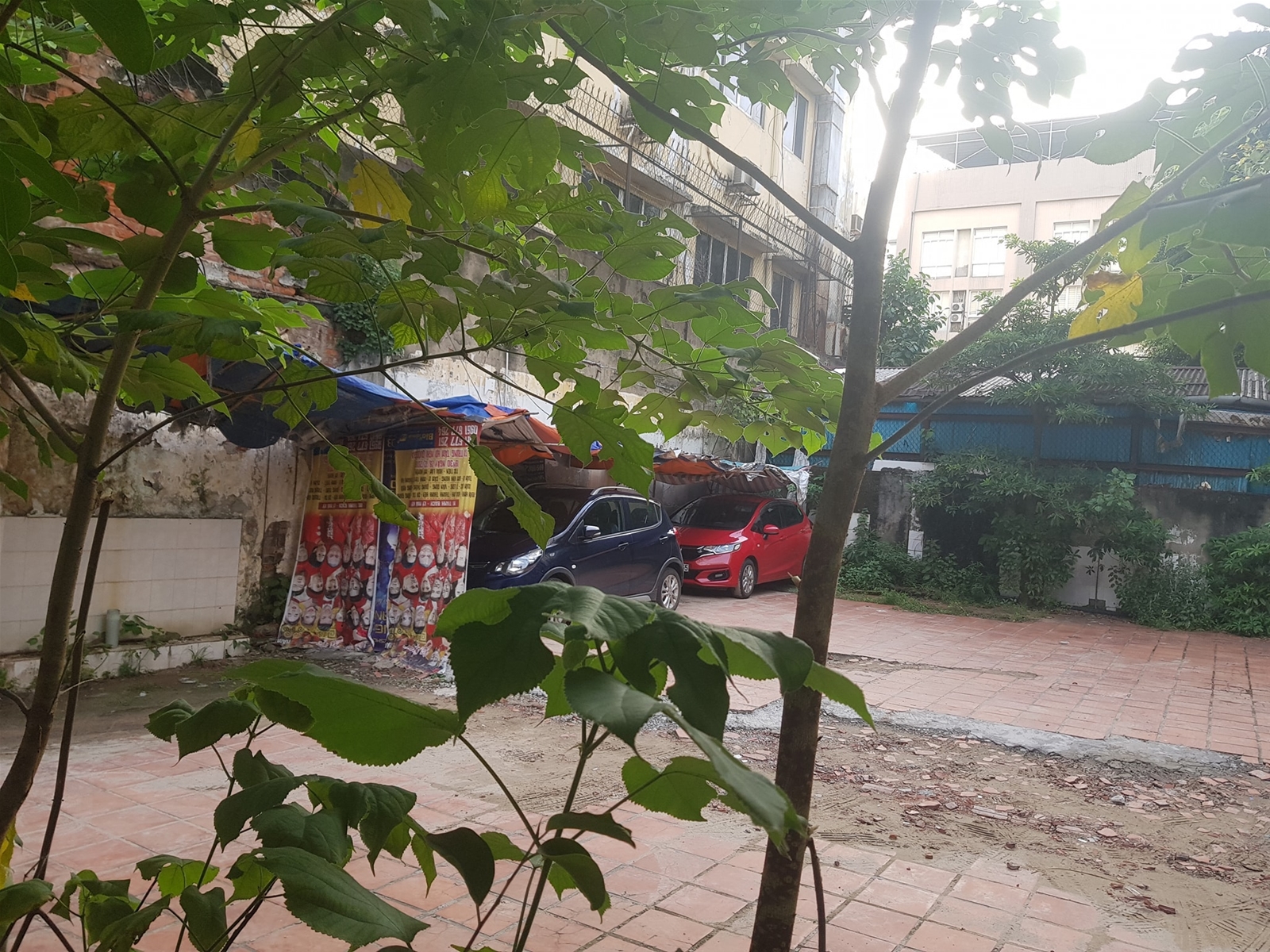 Khu đất 22 Phan Bội Châu lại biến thành bãi trông xe, có bảo vệ trông nom và sau khi xe ra vào đều được khóa cửa cẩn thận, kiên cố. Khu đất 22 Phan Bội Châu lại biến thành bãi trông xe, có bảo vệ trông nom và sau khi xe ra vào đều được khóa cửa cẩn thận, kiên cố.