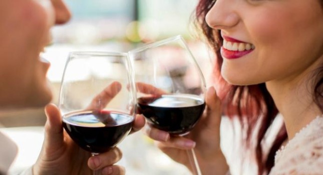 Uống rượu vang đỏ thường xuyên có thể khiến răng đổi màu