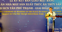 Hậu Giang bàn giao mặt bằng dự án Nhà máy sản xuất thức ăn thủy sản Sunjin