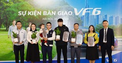 VinFast bàn giao lô xe VF6 đầu tiên tới khách hàng