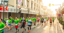 Khoảnh khắc thăng hoa trên đường chạy mùa thu tuyệt đẹp của VPBank Hanoi International Marathon 2024