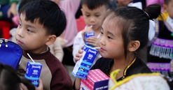 Áo ấm, sữa ngon, quà vui đến với cô trò vùng cao những ngày đầu đông