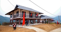 Hòa Phát (HPG) tài trợ toàn bộ 21.500m2 tôn lợp mái, góp sức 'hồi sinh' khu dân cư tại Lào Cai