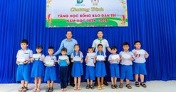 FE CREDIT trao tặng 100 suất học bổng cho học sinh khó khăn tại Bạc Liêu
