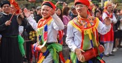 Độc đáo điệu múa "con đĩ đánh bồng" ở làng Triều Khúc, Hà Nội
