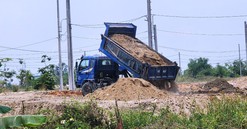 Dùng bùn đất, phế thải xây dựng san lấp mặt bằng tại dự án Cầu Hưng - Lai Nghi, Quảng Nam