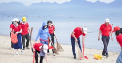 Gần 1.000 CBNV SeABank ra quân làm sạch bờ biển tại 11 tỉnh thành, hướng tới phát triển bền vững