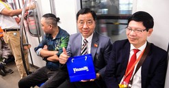Hàng nghìn sản phẩm Vinamilk "theo chân" kiều bào trả nghiệm tuyến metro Bến Thành - Suối Tiên