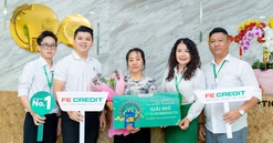 
Khách hàng vỡ òa niềm vui khi trúng xe máy, trúng vàng từ FE CREDIT