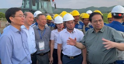 Đắk Lắk: Đồng lòng hưởng ứng lễ phát động thi đua xây dựng cao tốc "chỉ bàn làm, không bàn lùi"