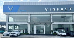 Đối tác của VinFast chuyển 11 đại lý từ bán xe xăng sang xe điện, sẽ mở sang cả nước ngoài