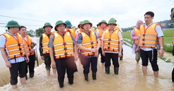 Thủ tướng chỉ đạo bảo đảm an toàn đê điều, hồ đập; triển khai phương tiện, kể cả trực thăng, hỗ trợ người dân