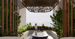 Công trường ven biển tấp nập ngày đêm xây tòa tháp 40 tầng Regal Residence Luxury