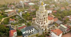 Lâu đài ngõ nhỏ phố nhỏ tại tỉnh nhỏ nhất Việt Nam gây choáng vì độ lấp lánh, đèn chùm kéo dài 2 tầng phong cách châu Âu