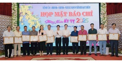 Chủ tịch UBND tỉnh Bạc Liêu tặng bằng khen phóng viên Tạp chí Điện tử Bất động sản Việt Nam