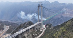 Sắp hoàn thành cầu cao nhất thế giới: Cao gấp 2, nặng gấp 3 Tháp Eiffel, rút thời gian qua núi từ 1 giờ còn 2 phút