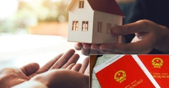 Cần đạt được nhiều điều kiện mới có thể tách sổ đỏ đứng tên 2 vợ chồng cho con
