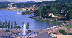 Hồ nước nhân tạo hình lưỡi liềm rộng 25ha, là biểu tượng của Đà Lạt đón tin vui