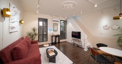 Căn tập thể cũ trong ngõ Phan Đình Phùng ‘lột xác’ thành homestay rực rỡ giữa lòng Hà Nội