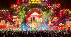 Quảng Ninh: Người dân nô nức xếp hàng xem concert “Quảng Ninh - Đất mỏ anh hùng”