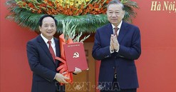 Tổng Bí thư Tô Lâm trao các quyết định của Bộ Chính trị về công tác cán bộ