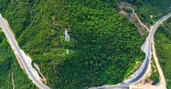 Tuyến cao tốc dài 125km băng qua 2 con đèo hiểm trở chạy dọc tỉnh lớn thứ 2 Việt Nam sẽ được chia thành 8 gói thầu xây lắp