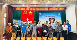 Vietbank chung tay "hướng về miền Trung yêu thương" trao 3.600 suất quà cho đồng bào vùng lũ