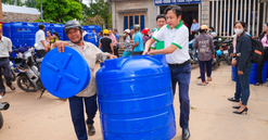 FE Credit mang bồn chứa nước đến với bà con vùng hạn mặn
