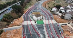Ngôi nhà 'chình ình' giữa đường cao tốc: Không chịu di dời vì đòi hơn 2 căn nhà, chính quyền nhanh trí tạo ra 'mắt thần' check-in