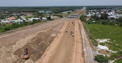 Thủ tướng yêu cầu đẩy nhanh giải phóng mặt bằng, khai thác vật liệu xây dựng cho các dự án đường bộ cao tốc
