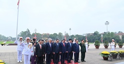 Lãnh đạo Đảng, Nhà nước vào Lăng viếng Chủ tịch Hồ Chí Minh nhân kỷ niệm 50 năm Ngày Giải phóng miền Nam, thống nhất đất nước