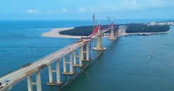 Hôm nay, cầu vượt biển nghìn tỷ dài nhất miền Trung ghi dấu mốc quan trọng
