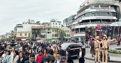 Hà Nội rào chắn, hạn chế phương tiện qua khu vực trước tòa nhà ‘Hàm cá mập’ từ 7/4