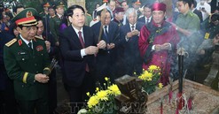 Chủ tịch nước Lương Cường dâng hương tưởng niệm các Vua Hùng