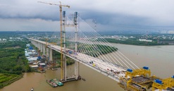 Hai cây cầu dây văng tĩnh không cao nhất Việt Nam khởi công từ 10 năm trước đang nỗ lực về đích