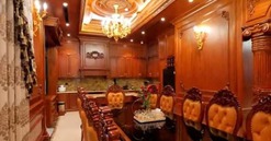 Bên trong ‘lâu đài gỗ quý’ của đại gia vùng biên: Cổng nhôm đúc, đèn dát vàng, hồ cá Koi tiền tỷ