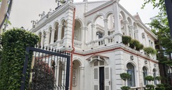 Ngôi nhà cổ hơn 100 tuổi từng là vựa mắm cho toàn vùng, nay lọt thỏm giữa cao ốc triệu đô của bến Vân Đồn