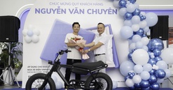 Khách hàng VinFast bất ngờ vì trải nghiệm “mua 1 được 2”