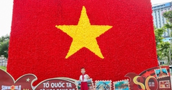 Du khách thích thú check-in đại kỳ tại Hạ Long ngay trước thềm lễ 2/9 