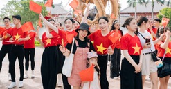 Du khách đổ về Bãi Cháy ngắm pháo hoa, ‘săn’ khoảnh khắc rực rỡ cờ hoa dịp lễ 2/9