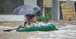 ‘Làng biệt thự triệu đô’ tiếp tục chìm trong biển nước, người dân chèo thuyền để di chuyển