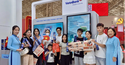 Nhận quà khi check-in gian hàng VietinBank tại Triển lãm thành tựu đất nước